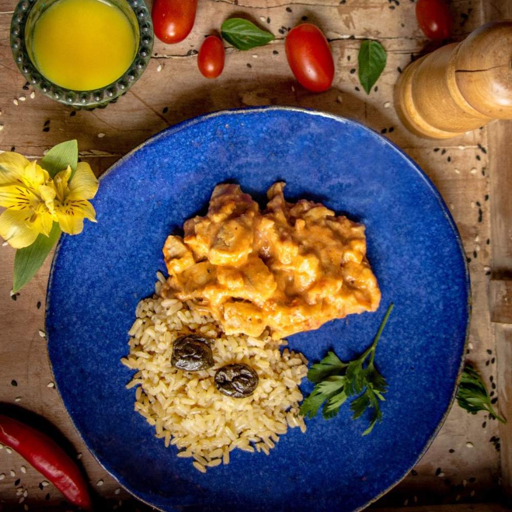 STROGONOFF DE FRANGO COM ARROZ INTEGRAL E...